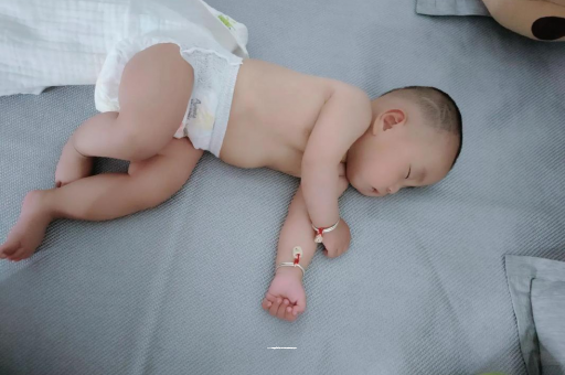 塔城两个月宝宝肚子胀气